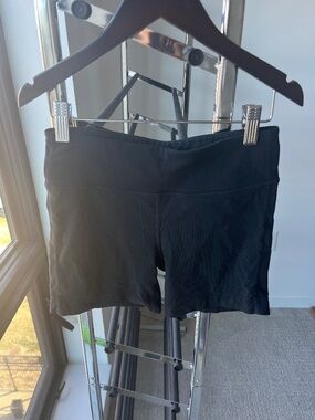 Athleta low rise 4 inch inseam bike/yoga shorts XXS